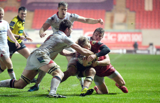 Aled Davies is tackled by Sean Reidy before Scarlets are awarded a penalty try