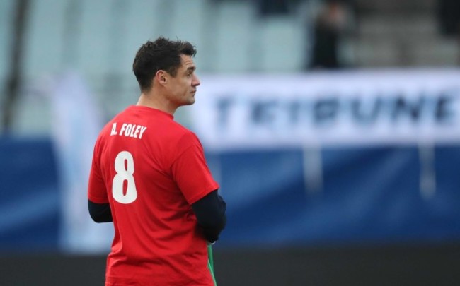 Dan Carter wearing an Anthony Foley t-shirt during the warm up