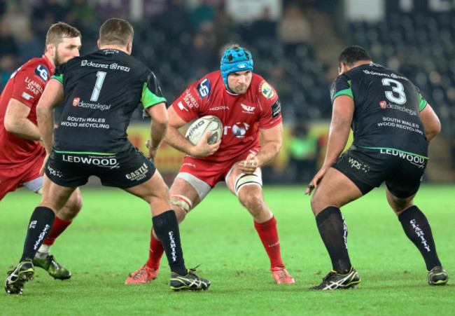 Tadhg Beirne under pressure from Ma'afu Fia