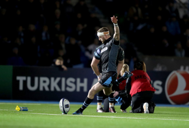 Finn Russell kicks a penalty