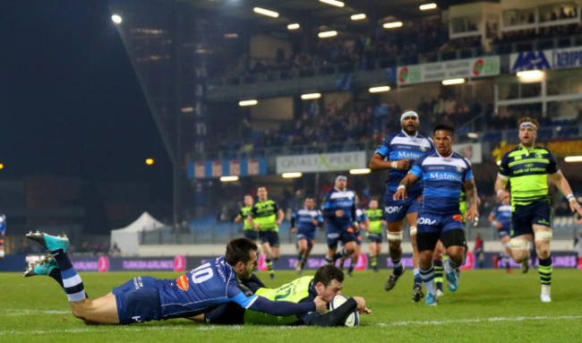 Robbie Henshaw scores his side's first try despite Julien Dumora