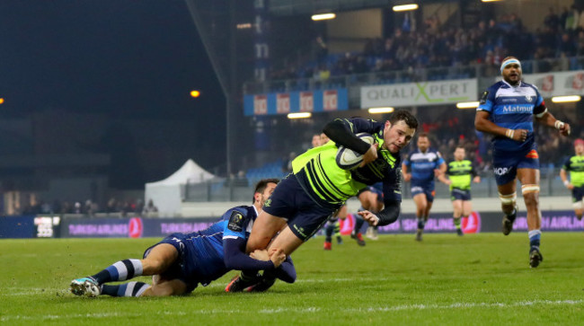 Robbie Henshaw scores a try despite Julien Dumora