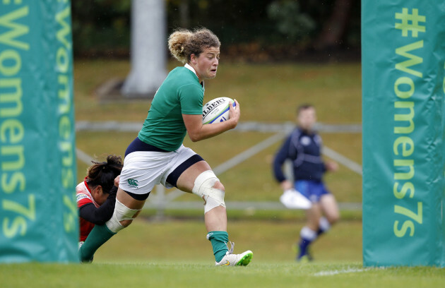 Jenny Murphy scores a try