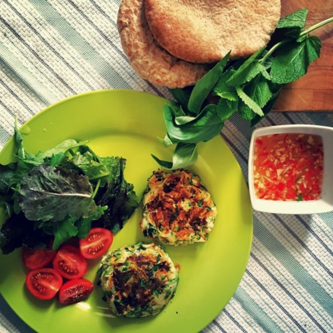 Veggie burgers with sweet chilli dip