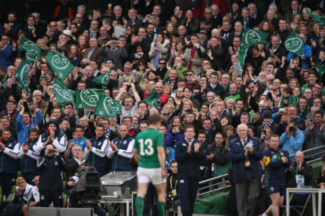 Brian O'Driscoll receives a standing ovation as he is substituted