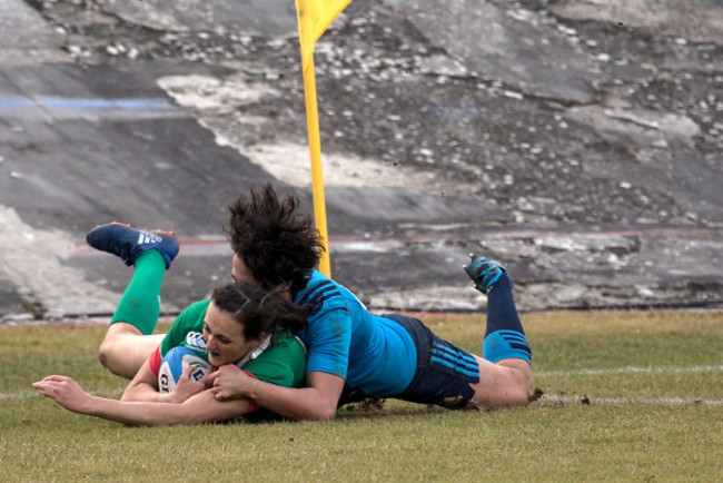 Hannah Tyrrell scores the bonus point try