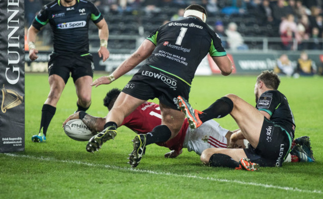 Francis Saili scores his sides second try