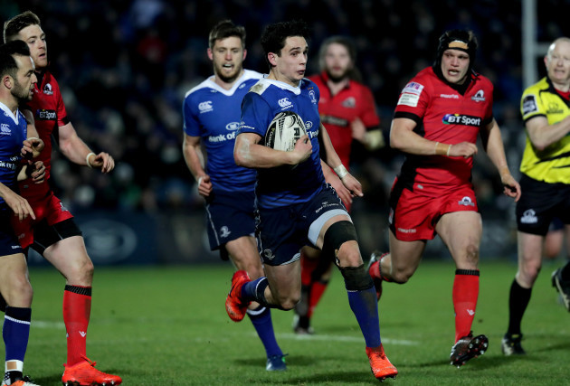 Joey Carbery runs in a try