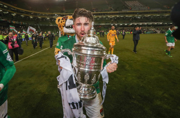 Sean Maguire celebrates with The FAI Cup