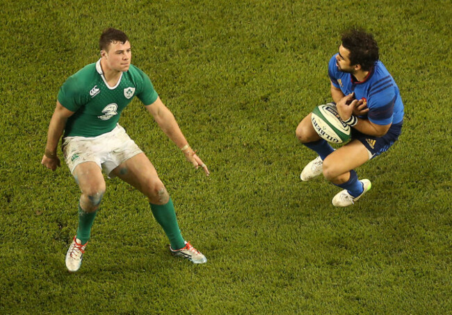 France's Yoann Huget catches the ball as Ireland&rsquo;s Robbie Henshaw moves in