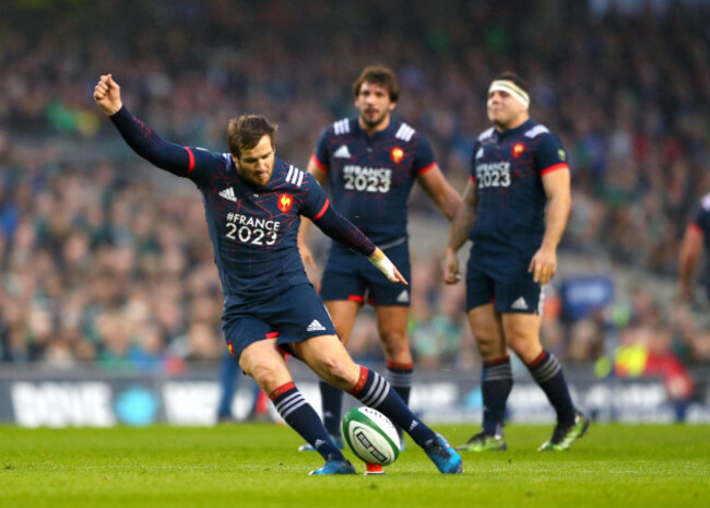 Camille Lopez kicks a penalty