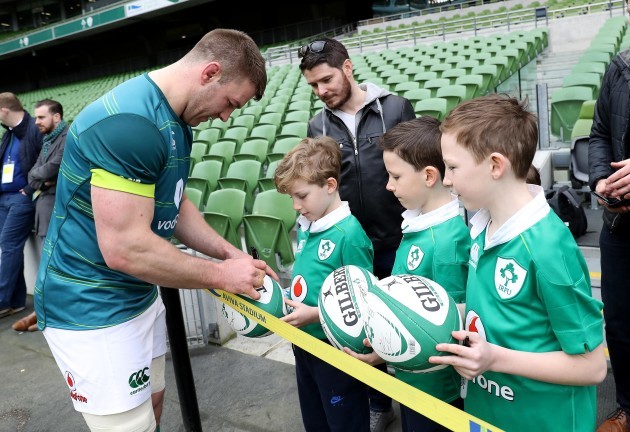 Sean O'Brien signs autographs for fans