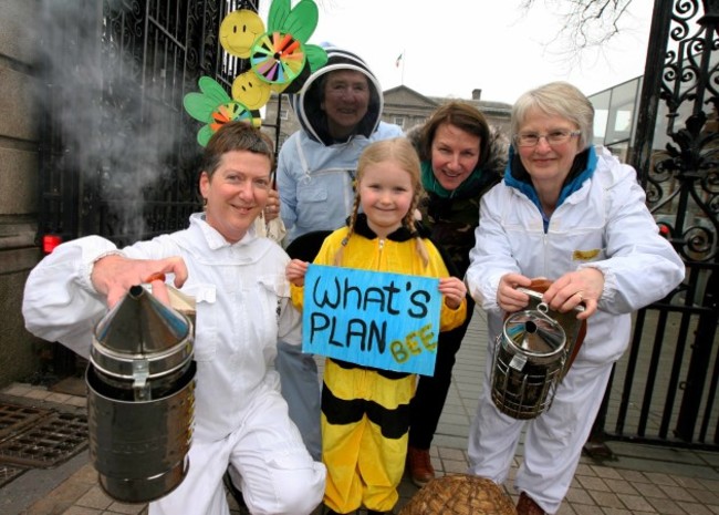 NO FEE 8 Beekeepers Ireland protest