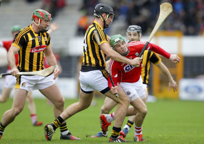 Alan Cadogan is tackled by Conor O&Otilde;Shea