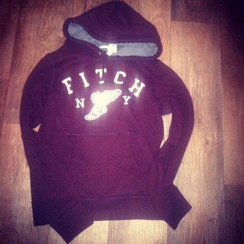 #photoaday #decemberphotochallenge #day8 #somethingcosy I can't wear it yet because its part of my Christmas present from my nana :( #abercrombie #and #fitch #abercrombieandfitch #a&f #aandf #hoodie #maroon #white #cosy #thick #abercrombiehoodie