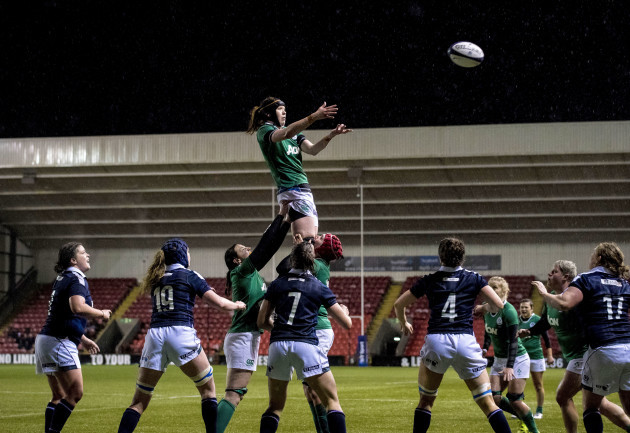 Marie Louise Reilly wins lineout
