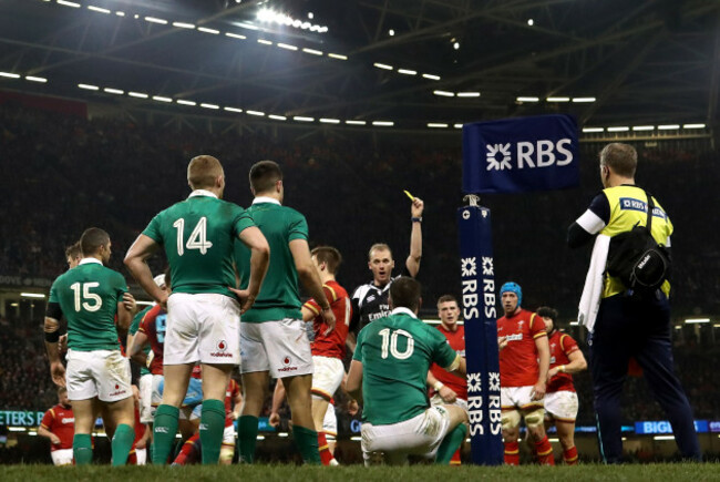 Jonathan Sexton yellow carded by referee Wayne Barnes