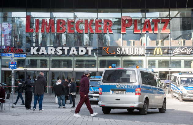 German police shuts down shopping centre after terror warning
