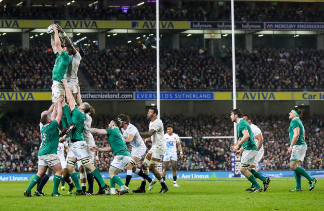 Peter O'Mahony wins a lineout