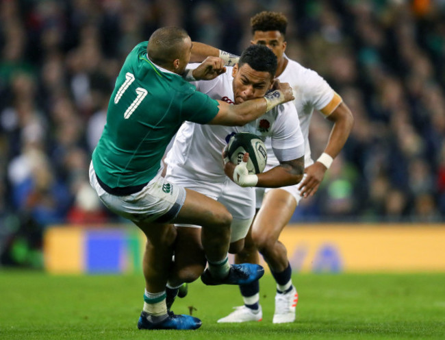 Simon Zebo tackles Billy Vunipola