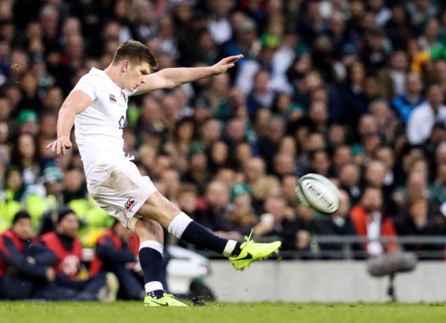 Owen Farrell scores a penalty