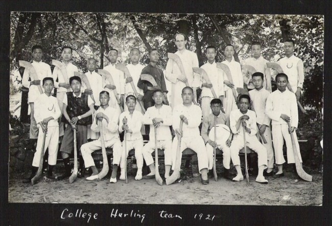 PH2.19.1 Page 19 - College hurling team 1921