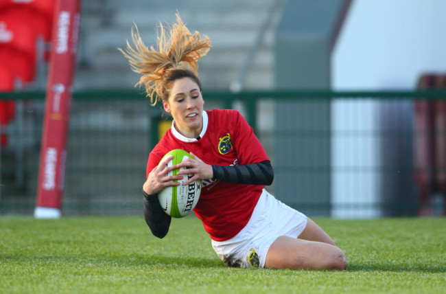 Eimear Considine scores a try