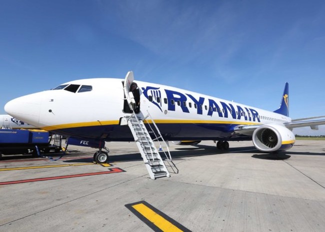 ryanair plane 3 rolling sam boal