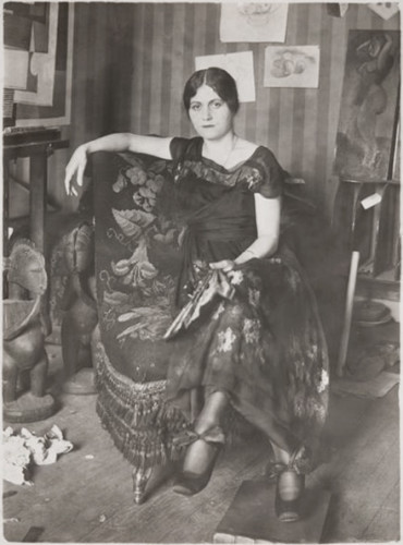 Olga_Khokhlova_dans_l’atelier_de_Montrouge,_Pablo_Picasso_(attribué_à),_or_Émile_Deletang,_spring_1918