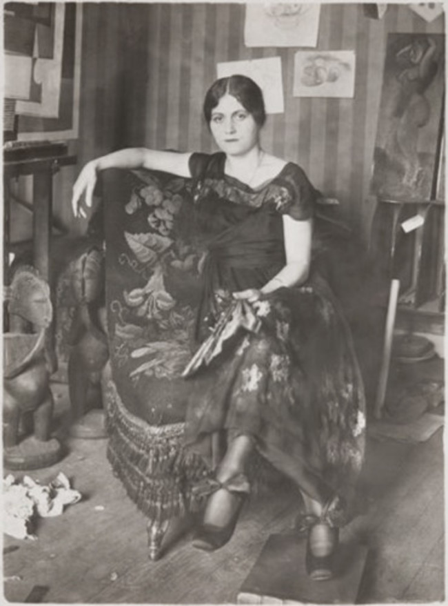 Olga_Khokhlova_dans_l’atelier_de_Montrouge,_Pablo_Picasso_(attribué_à),_or_Émile_Deletang,_spring_1918