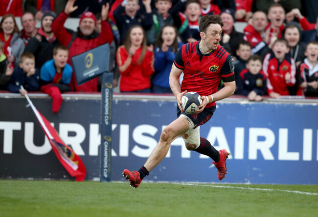 Darren Sweetnam scores a try