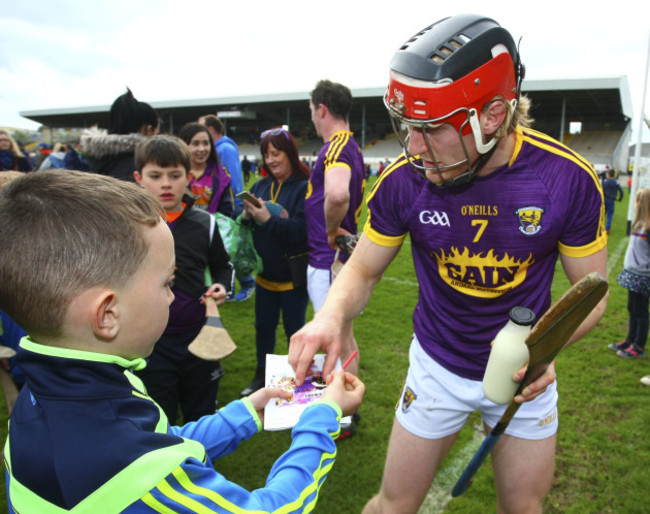 Diarmuid OÕKeeffe signs autographs