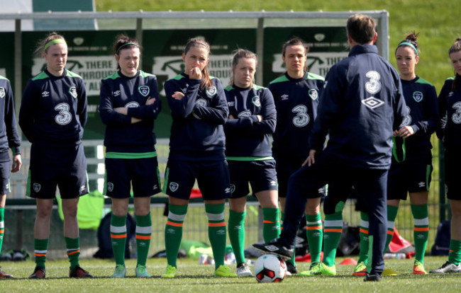 Ireland players with Colin Bell