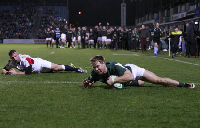 Fionn Carr scores a try