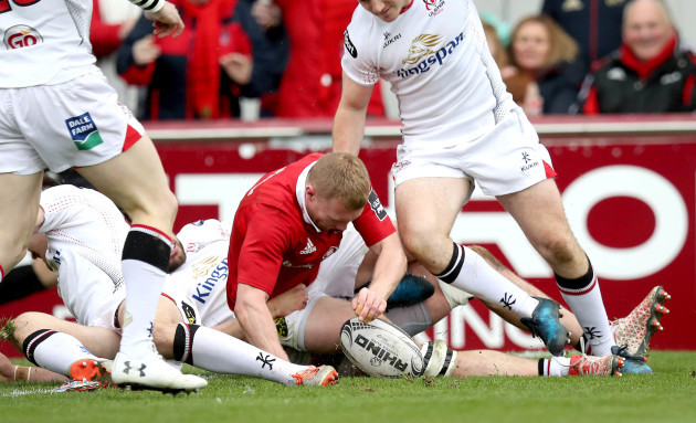 Keith Earls scores their second try of the game
