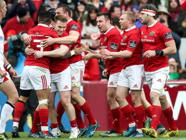 Munster players celebrate Keith Earls try