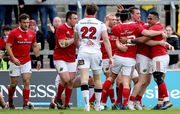 Munster players celebrate Keith Earls' try
