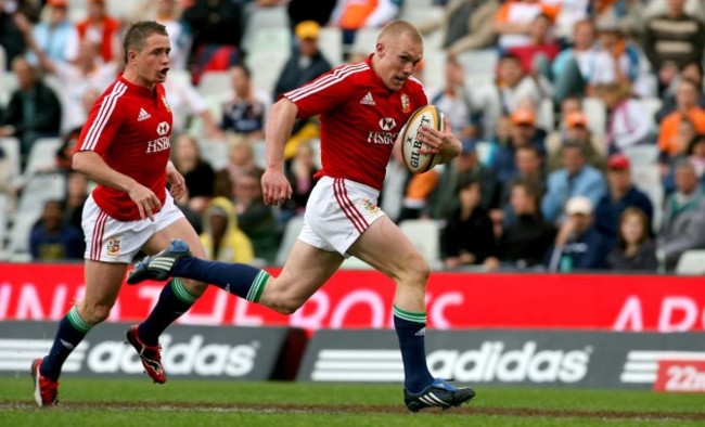 Keith Earls runs in for a try