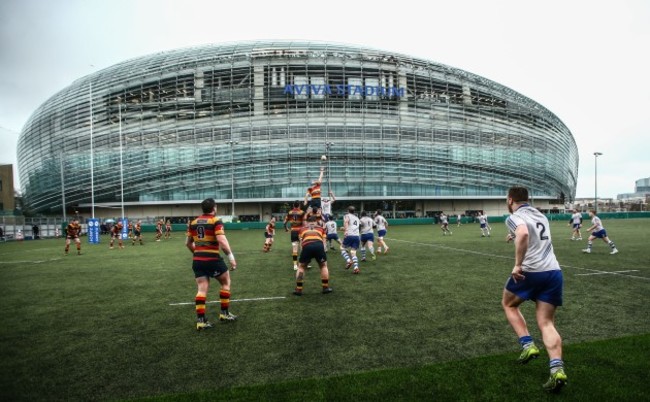 Max Abbott throws the ball into a line out