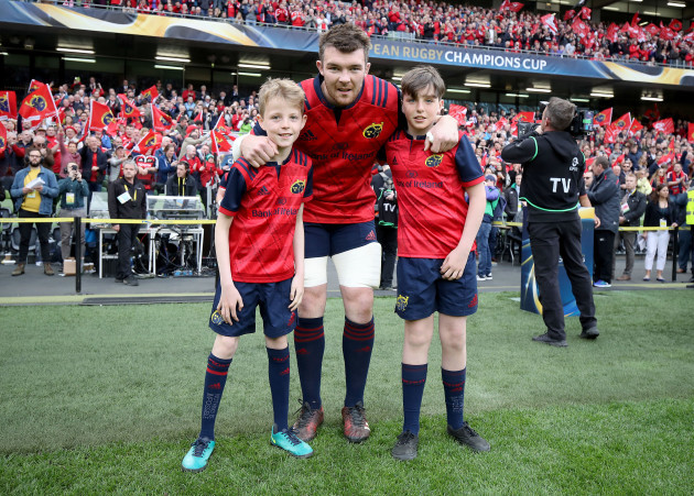 Peter O'Mahony with the mascots