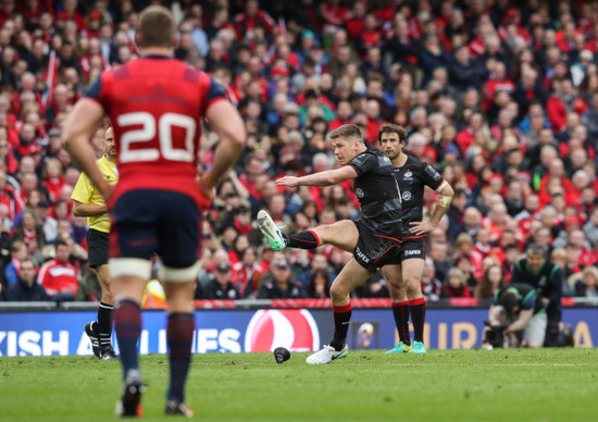 Owen Farrell kicks a penalty