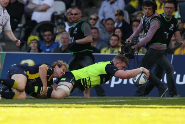 Dan Leavy scores a try which was later ruled out  by the TMO