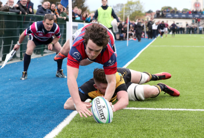 Mark Sutton scores a try