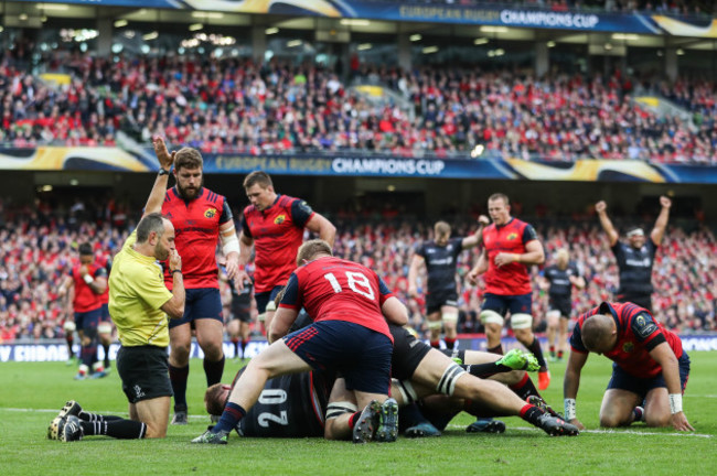 Chris Wyles scores his sides second try