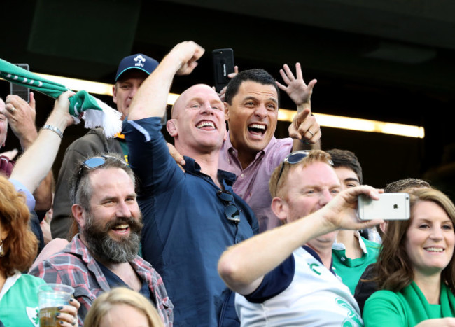 Paul O'Connell celebrates with Doug Howlett