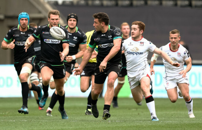 Kieron Fonotia offloads to Dan Biggar