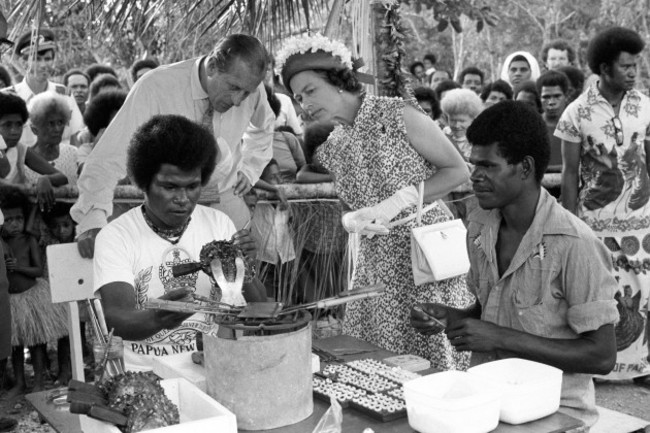 Royalty - Queen Elizabeth II Silver Jubilee - Papua New Guinea