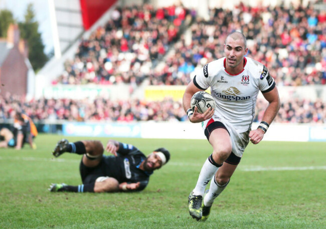 Ruan Pienaar runs in for a try