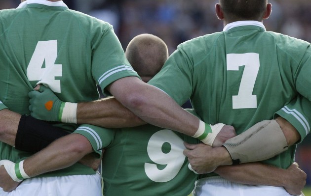Peter Stringer between Malcolm O'Kelly and Alan Quinlan
