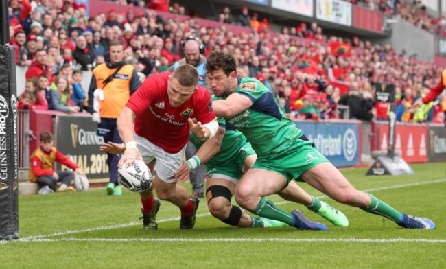 Munster&Otilde;s Andrew Conway scores a try